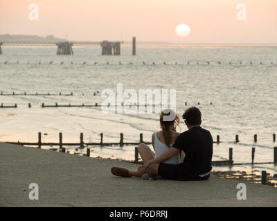 Sheerness, Kent, Großbritannien. 29 Juni, 2018. UK Wetter: Der Sonnenuntergang in Sheerness, Kent. Credit: James Bell/Alamy leben Nachrichten Stockfoto