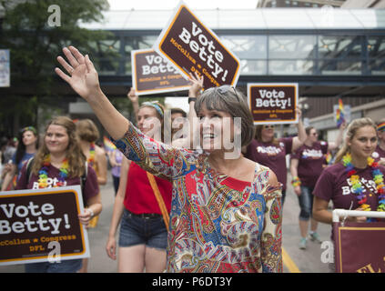 Minneapolis, Minnesota, USA. 24. Juni, 2018. Us-Rep. BETTY MCCOLLUM für Minnesota 4 Kongreßbezirk Kampagnen an der CSD-Parade in Minneapolis, MN. Credit: Craig Lassig/ZUMA Draht/Alamy leben Nachrichten Stockfoto