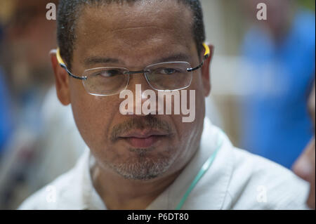 Minneapolis, Minnesota, USA. 17 Juni, 2018. Us-Rep. Keith Ellison bei der DFL Partei Aufschrift Übereinkommen am Barton Volksschule in Minneapolis. Der überfüllten Rennen wird US-Rep. Keith Ellison von Seat im Kongress, die sich entschieden für den Generalstaatsanwalt laufen zu füllen. Credit: Craig Lassig/ZUMA Draht/Alamy leben Nachrichten Stockfoto