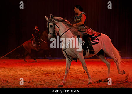Northwich, Großbritannien, 29. Juni 2018. Europas Equestrian Theater, Geist des Pferdes", mit einem brandneuen Produktion für 2018. Spanisch Tanzenden Pferden, Russische Kosaken Reiter und "Pegasus" ein geflügeltes Pferd. Arley Hall, Arley, Cheshire, 29 Juni, 2018 (C) Barbara Cook/Alamy leben Nachrichten Stockfoto