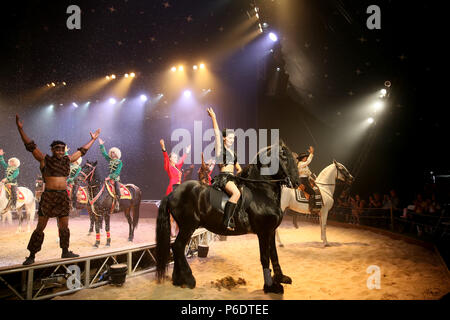 Northwich, Großbritannien, 29. Juni 2018. Europas Equestrian Theater, Geist des Pferdes", mit einem brandneuen Produktion für 2018. Spanisch Tanzenden Pferden, Russische Kosaken Reiter und "Pegasus" ein geflügeltes Pferd. Arley Hall, Arley, Cheshire, 29 Juni, 2018 (C) Barbara Cook/Alamy leben Nachrichten Stockfoto