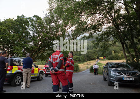 Feuerwehr fahrzeuge und Personal bei Cwm Rheidol, während der Juni Rheidol Valley Fire 2018. Credit: Ian Jones/Alamy Leben Nachrichten. Credit: Ian Jones/Alamy leben Nachrichten Stockfoto