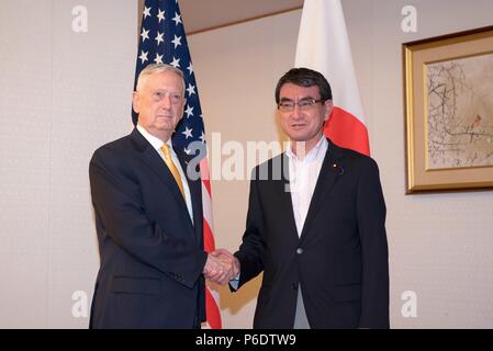 Us-Verteidigungsminister James Mattis, Links, schüttelt Hände mit dem japanischen Außenminister Taro Kono vor einer bilateralen Sitzung am 29. Juni 2018 in Tokio, Japan. Mattis ist in Tokio die japanische Regierung nach dem Gipfeltreffen mit Präsident Trump und nordkoreanischen Führer Kim Jung Un beruhigen. Stockfoto