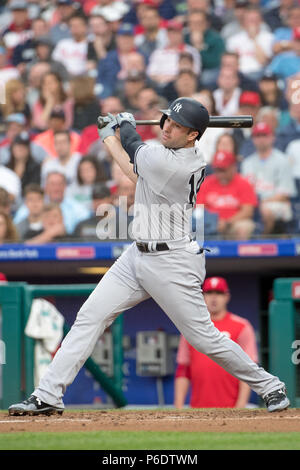 Philadelphia, Pennsylvania, USA. 27 Juni, 2018. New York Yankees erste Basisspieler Neil Walker (14), die in Aktion während der MLB Spiel zwischen den New York Yankees und Philadelphia Phillies am Citizens Bank Park in Philadelphia, Pennsylvania. Christopher Szagola/CSM/Alamy leben Nachrichten Stockfoto