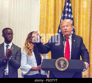 Washington DC, 29. Juni 2018, USA: Präsident J Donald Trump feiert die sechs Monat Jahrestag seiner Steuersenkung im Osten Zimmer mit Anhänger. Patsy Lynch/MediaPunch Stockfoto
