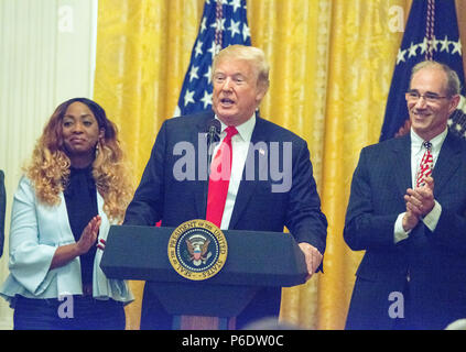 Washington DC, USA, 29. Juni 2018, USA: Präsident J Donald Trump feiert die sechs Monat Jahrestag seiner Steuersenkung im Osten Zimmer mit Anhänger. Patsy Lynch/Alamy Stockfoto