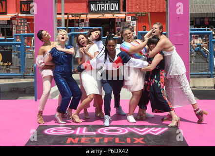 Venedig, CA, USA. 29 Juni, 2018. 29. Juni 2018 - Venedig, Kalifornien - Shakira Barrera, Kimmy Gatewood, Sydelle Noel, Britt Baron, Britney Junge, Jackie Tohn, Marianna Palka, Rebekka Johnson. Besetzung von Netflix ''Glühkerzen'' feiert Premiere der Saison 2 Mit 80 der Übernahme auf Muscle Beach am Muscle Beach statt. Photo Credit: Faye Sadou/AdMedia Credit: Faye Sadou/AdMedia/ZUMA Draht/Alamy leben Nachrichten Stockfoto