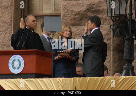 Austin, Texas, USA. 18. Jan 2011. Gouverneur Rick Perry ist der amtseid von Texas am Obersten Gericht Wallace B. Jefferson während des Gouverneurs Frau Anita die Bibel, dass Sam Houston für seine Vereidigung. Rick Perry Eröffnungszeremonie an der Texas State Capitol auf 1/18/2011 verwendet. 2011. K 67394 JOH Credit: Jeff Newman/Kugel Fotos/ZUMAPRESS.com/Alamy leben Nachrichten Stockfoto