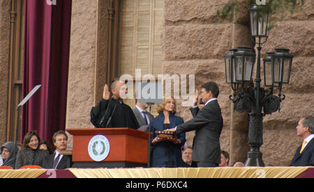 Austin, Texas, USA. 18. Jan 2011. Gouverneur Rick Perry ist der amtseid von Texas am Obersten Gericht Wallace B. Jefferson während des Gouverneurs Frau Anita die Bibel, dass Sam Houston für seine Vereidigung. Rick Perry Eröffnungszeremonie an der Texas State Capitol auf 1/18/2011 verwendet. 2011. K 67394 JOH Credit: Jeff Newman/Kugel Fotos/ZUMAPRESS.com/Alamy leben Nachrichten Stockfoto