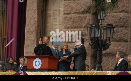 Austin, Texas, USA. 18. Jan 2011. Gouverneur Rick Perry ist der amtseid von Texas am Obersten Gericht Wallace B. Jefferson während des Gouverneurs Frau Anita die Bibel, dass Sam Houston für seine Vereidigung. Rick Perry Eröffnungszeremonie an der Texas State Capitol auf 1/18/2011 verwendet. 2011. K 67394 JOH Credit: Jeff Newman/Kugel Fotos/ZUMAPRESS.com/Alamy leben Nachrichten Stockfoto