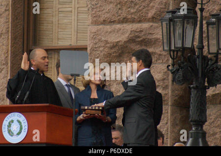 Austin, Texas, USA. 18. Jan 2011. Gouverneur Rick Perry ist der amtseid von Texas am Obersten Gericht Wallace B. Jefferson während des Gouverneurs Frau Anita die Bibel, dass Sam Houston für seine Vereidigung. Rick Perry Eröffnungszeremonie an der Texas State Capitol auf 1/18/2011 verwendet. 2011. K 67394 JOH Credit: Jeff Newman/Kugel Fotos/ZUMAPRESS.com/Alamy leben Nachrichten Stockfoto