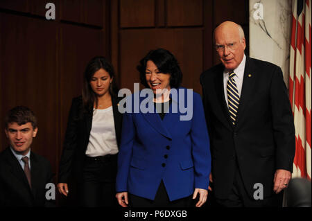 Hart Senate Office Building in Capitol Hill, Washington DC 07-13-2009. Richter Sonia Sotomayor die Anhörung, die bestimmen, ob Sie den neuen Obersten Gerichtshof." Sie kommt mit Vorsitzender Senator Leahy. Foto von Christy Bowe-Ipol-Globe Fotos, Inc. ICH 14434 CB. Supreme Court nominee Sonia Sotomayor mit Vorsitzenden und Senator Patrick Leahy von Vermont (R) Credit beginnt: Christy Bowe/Kugel Fotos/ZUMAPRESS.com/Alamy leben Nachrichten Stockfoto