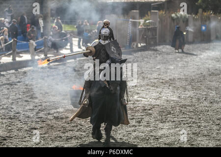 Ballarat, Victoria, Australien, 30. Juni 2018. Ritter von Feuer Anzeige - 30. Juni 2018, kryal Schloss - Ballarat, Victoria, Australien. Die schwarze Nacht während des Brandes Joust Credit: Brett Keating/Alamy leben Nachrichten Stockfoto