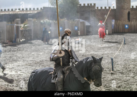 Ballarat, Victoria, Australien, 30. Juni 2018. Ritter von Feuer Anzeige - 30. Juni 2018, kryal Schloss - Ballarat, Victoria, Australien. Die schwarze Nacht während des Brandes Joust Credit: Brett Keating/Alamy leben Nachrichten Stockfoto