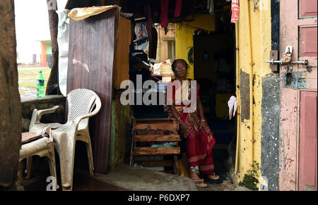 Mumbai, Indien. 28 Juni, 2018. Ein Ältester sitzt in ihrem Haus in Worli Koliwada, einem Fischerdorf in Mumbai, Indien, 28. Juni 2018. Credit: Zhang Naijie/Xinhua/Alamy leben Nachrichten Stockfoto