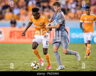 Houston, TX, USA. 30 Sep, 2017. Minnesota United Mittelfeldspieler Collin Martin (17) packt Houston Dynamo vorwärts Albertino Elis (17) Während ein MLS Fußball Match zwischen dem Houston Dynamo und Minnesota United FC bei BBVA Compass Stadion in Houston, TX. Trask Smith/CSM/Alamy leben Nachrichten Stockfoto