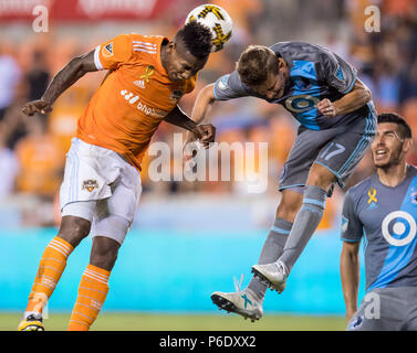 Houston, TX, USA. 30 Sep, 2017. Houston Dynamo vorwärts Romell Quioto und Minnesota United Mittelfeldspieler Collin Martin (17) Kampf für eine Kopfzeile während einer MLS Fußball Match zwischen dem Houston Dynamo und Minnesota United FC bei BBVA Compass Stadion in Houston, TX. Trask Smith/CSM/Alamy leben Nachrichten Stockfoto