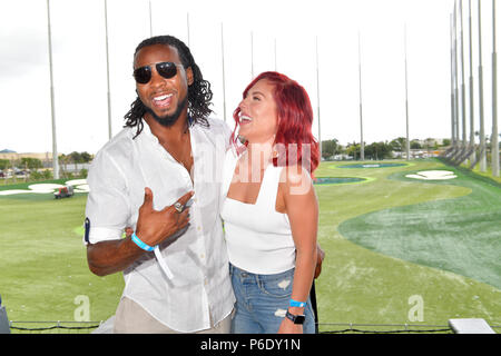 MIAMI GARDENS, FL - 30. Juni: Josh Norman, Sharna kann Burgess an der Topgolf während Dj Irie Wochenende 2018 Am 30. Juni 2018 in Miami, Florida Personen: Josh Norman, Sharna kann Burgess Stockfoto