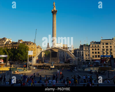 Trafalgar Square. London. UK vom 29. Juni 2018 - goldenes Licht auf Nelson's Column auf den Trafalgar Square bei Sonnenuntergang nach einem sehr heißen Tag in London. Das Met Office Prognosen ein sehr heißes und feuchtes Wochenende im Südosten von England. Kredit: Kredit Roamwithrakhee/Alamy leben Nachrichten Stockfoto