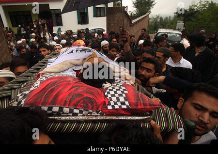 Pulwama, Jammu und Kaschmir, Indien. 30. Juni, 2018. Kaschmirischen Volkes tragen den toten Körper eines jugendlichen und zehnten Klasse student Faizan Ahmad im Bereich der Gosainnad Pulwama rund 20 Kilometer von Srinagar im Sommer, die Hauptstadt der indischen Teil Kaschmirs am 30. Juni 2018 geregelt. Faizan erschossen wurde von der indischen Regierung Kräfte in der Nähe der Waffe - Schlacht Website in Thamuna im Süden von Kaschmir Pulwama wo nach Jammu und Kaschmir Polizei drei Aktivisten während der Schießerei getötet wurden. Credit: Faisal Khan/ZUMA Draht/Alamy leben Nachrichten Stockfoto