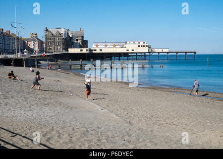 Aberystwyth, Wales, Großbritannien, 30. Juni 2018. UK Wetter: Ein herrlich sonnigen blauen Himmel Tag in Aberystwyth, Ceredigion, UK. Am frühen Morgen an einem Tag waren Temperaturen erwartet werden bis zu 27 Grad zu steigen. Credit: Paul Quayle/Alamy leben Nachrichten Stockfoto