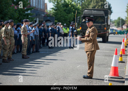 Morden, Surrey, Großbritannien. 30 Juni, 2018. Armed Forces Day Parade findet um 9.45 Uhr morgens mit einem März Vergangenheit, der Gruß, die durch den Stellvertretenden Leutnant und Bürgermeister von Merton, mit Würdenträgern und lokalen MPs außerhalb Merton Civic Center auf den Straßen für den Verkehr gesperrt. Beteiligt sind die Mitglieder der Royal British Legion, der britischen Armee, der Royal Navy, Royal Air Force und London (Nepalesischen Gurkha) verband. Credit: Malcolm Park/Alamy Leben Nachrichten. Stockfoto