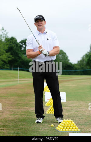 Newport, Großbritannien, 30. Juni 2018. Celebrity Cup Golf Turnier - Celtic Manor, Newport, Wales, UK - Am Samstag, den 30. Juni 2010 - Mike Tindall spielen für Team England erwärmt sich auf der Praxis. Foto Steven Mai/Alamy leben Nachrichten Stockfoto