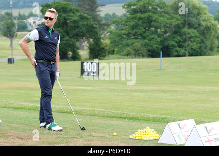 Newport, Großbritannien, 30. Juni 2018. Celebrity Cup Golf Turnier - Celtic Manor, Newport, Wales, UK - Am Samstag, den 30. Juni - Ronan Keating spielen für Team Irland erwärmt sich auf der Praxis. Foto Steven Mai/Alamy leben Nachrichten Stockfoto