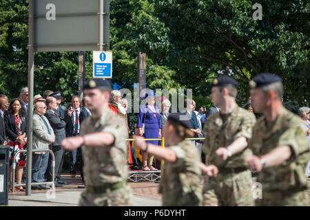 Morden, Surrey, Großbritannien. 30 Juni, 2018. Armed Forces Day Parade findet um 9.45 Uhr morgens mit einem März Vergangenheit, der Gruß, die durch den Stellvertretenden Lieutenant (Mitte) und Bürgermeister von Merton, mit Würdenträgern und lokalen MPs außerhalb Merton Civic Center auf den Straßen für den Verkehr gesperrt. Beteiligt sind die Mitglieder der Royal British Legion, der britischen Armee, der Royal Navy und London (Nepalesischen Gurkha) verband. Credit: Malcolm Park/Alamy Leben Nachrichten. Stockfoto