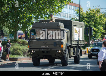 Morden, Surrey, Großbritannien. 30 Juni, 2018. Armed Forces Day Parade findet um 9.45 Uhr morgens mit einem März Vergangenheit, der Gruß, die durch den Stellvertretenden Leutnant und Bürgermeister von Merton, mit Würdenträgern und lokalen MPs außerhalb Merton Civic Center auf den Straßen für den Verkehr gesperrt. Beteiligt sind die Mitglieder der Royal British Legion, der britischen Armee, der Royal Navy, Royal Air Force und London (Nepalesischen Gurkha) verband. Credit: Malcolm Park/Alamy Leben Nachrichten. Stockfoto