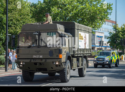 Morden, Surrey, Großbritannien. 30 Juni, 2018. Armed Forces Day Parade findet um 9.45 Uhr morgens mit einem März Vergangenheit, der Gruß, die durch den Stellvertretenden Leutnant und Bürgermeister von Merton, mit Würdenträgern und lokalen MPs außerhalb Merton Civic Center auf den Straßen für den Verkehr gesperrt. Beteiligt sind die Mitglieder der Royal British Legion, der britischen Armee, der Royal Navy, Royal Air Force und London (Nepalesischen Gurkha) verband. Credit: Malcolm Park/Alamy Leben Nachrichten. Stockfoto