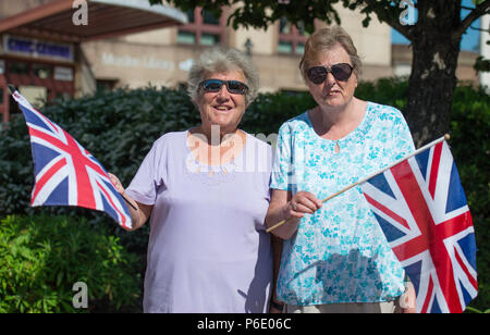 Morden, Surrey, Großbritannien. 30 Juni, 2018. Armed Forces Day Parade findet um 9.45 Uhr morgens mit einem März Vergangenheit, der Gruß, die durch den Stellvertretenden Leutnant und Bürgermeister von Merton, mit Würdenträgern und lokalen MPs außerhalb Merton Civic Center auf den Straßen für den Verkehr gesperrt. Beteiligt sind die Mitglieder der Royal British Legion, der britischen Armee, der Royal Navy, Royal Air Force und London (Nepalesischen Gurkha) verband. Credit: Malcolm Park/Alamy Leben Nachrichten. Stockfoto