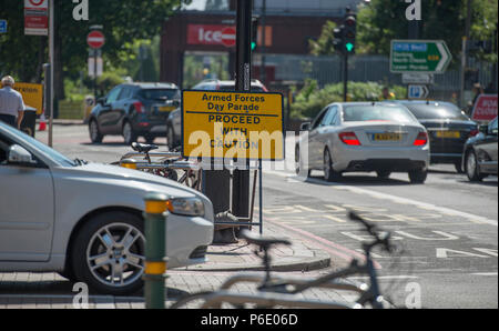 Morden, Surrey, Großbritannien. 30 Juni, 2018. Armed Forces Day Parade findet um 9.45 Uhr morgens mit einem März Vergangenheit, der Gruß, die durch den Stellvertretenden Leutnant und Bürgermeister von Merton, mit Würdenträgern und lokalen MPs außerhalb Merton Civic Center auf den Straßen für den Verkehr gesperrt. Beteiligt sind die Mitglieder der Royal British Legion, der britischen Armee, der Royal Navy, Royal Air Force und London (Nepalesischen Gurkha) verband. Credit: Malcolm Park/Alamy Leben Nachrichten. Stockfoto