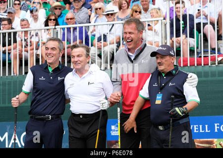 Newport, Großbritannien, 30. Juni 2018. Celebrity Cup Golf Turnier - Celtic Manor, Newport, Wales, UK - Am Samstag, den 30. Juni 2010 - Promis auf dem ersten T-Stück Pose vor dem Spiel zu Recht Schauspieler James Nesbitt links, Schauspieler Bradley Walsh, Unternehmer Peter Jones und Schauspieler Brendan O'Carroll Witz mit der Masse an die Berühmtheit Cup Golf - Foto Steven Mai/Alamy leben Nachrichten Stockfoto