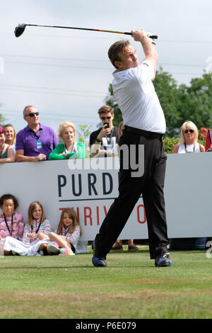 Newport, Großbritannien, 30. Juni 2018. Celebrity Cup Golf Turnier - Celtic Manor, Newport, Wales, UK - Am Samstag, den 30. Juni 2010 - Schauspieler und Moderator Bradley Walsh spielen für Team England T-Stücke weg an der ersten Bohrung an der Berühmtheit Cup Golf - Foto Steven Mai/Alamy leben Nachrichten Stockfoto