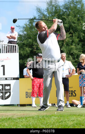 Newport, Großbritannien, 30. Juni 2018. Celebrity Cup Golf Turnier - Celtic Manor, Newport, Wales, UK - Am Samstag, den 30. Juni - Rugby player Scott Quinnell für Team Wales Stücke weg spielen auf an der ersten Bohrung an der Berühmtheit Schale - Foto Steven Mai/Alamy leben Nachrichten Stockfoto