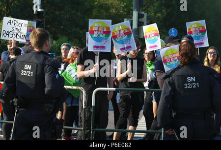 Augsburg, Deutschland. 30. Juni, 2018. Demonstranten vor Polizisten in die Schranken des Messegelände. Der Bundesparteitag der Alternative für Deutschland (AfD) findet statt vom 30. Juni bis 01. Juli. Foto: Karl-Josef Hildenbrand/dpa/Alamy leben Nachrichten Stockfoto