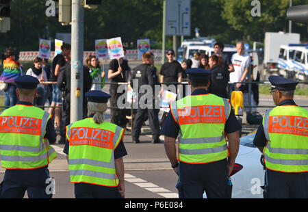 Augsburg, Deutschland. 30. Juni, 2018. Demonstranten vor Polizisten in die Schranken des Messegelände. Der Bundesparteitag der Alternative für Deutschland (AfD) findet statt vom 30. Juni bis 01. Juli. Foto: Karl-Josef Hildenbrand/dpa/Alamy leben Nachrichten Stockfoto