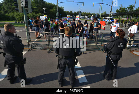 Augsburg, Deutschland. 30. Juni, 2018. Demonstranten vor Polizisten in die Schranken des Messegelände. Der Bundesparteitag der Alternative für Deutschland (AfD) findet statt vom 30. Juni bis 01. Juli. Foto: Karl-Josef Hildenbrand/dpa/Alamy leben Nachrichten Stockfoto