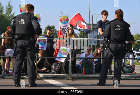 Augsburg, Deutschland. 30. Juni, 2018. Demonstranten vor Polizisten in die Schranken des Messegelände. Der Bundesparteitag der Alternative für Deutschland (AfD) findet statt vom 30. Juni bis 01. Juli. Foto: Karl-Josef Hildenbrand/dpa/Alamy leben Nachrichten Stockfoto