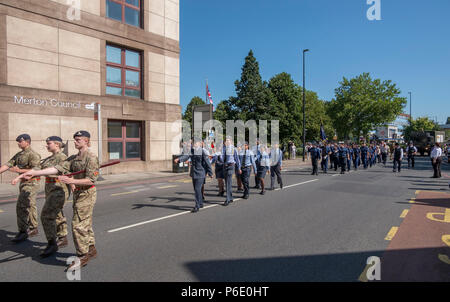 Morden, Surrey, Großbritannien. 30 Juni, 2018. Armed Forces Day Parade März vergangenen Merton Civic Center um 10.00 Uhr, der Gruß, die durch den Stellvertretenden Leutnant und Bürgermeister von Merton, einer von vielen kleineren lokalen Paraden mit Mitgliedern der Royal British Legion, der britischen Armee, der Royal Navy, Royal Air Force und London (Nepalesischen Gurkha) Verein teilnehmen. Credit: Malcolm Park/Alamy Leben Nachrichten. Stockfoto