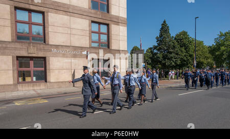 Morden, Surrey, Großbritannien. 30 Juni, 2018. Armed Forces Day Parade März vergangenen Merton Civic Center um 10.00 Uhr, der Gruß, die durch den Stellvertretenden Leutnant und Bürgermeister von Merton, einer von vielen kleineren lokalen Paraden mit Mitgliedern der Royal British Legion, der britischen Armee, der Royal Navy, Royal Air Force und London (Nepalesischen Gurkha) Verein teilnehmen. Credit: Malcolm Park/Alamy Leben Nachrichten. Stockfoto