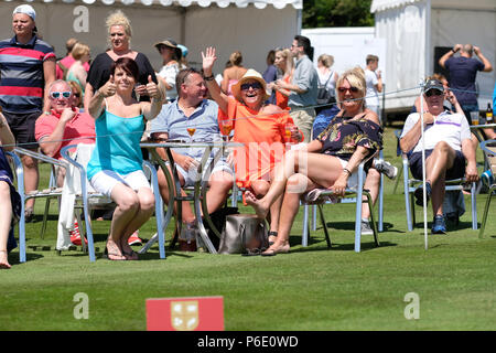 Newport, Großbritannien, 30. Juni 2018. Celebrity Cup Golf Turnier - Celtic Manor, Newport, Wales, UK - Am Samstag, den 30. Juni - Golf Fans genießen Sie den Sonnenschein und warmes Wetter neben dem 9. Loch an der Berühmtheit Cup Golf - Foto Steven Mai/Alamy leben Nachrichten Stockfoto