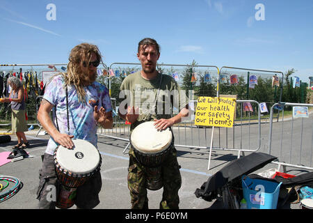 Juni 28, 2018 - Preston, Lancashire, Großbritannien - zwei Demonstranten, einer von Action Group'' Reclaim Power'' und die andere, eine lokale Anti-Frack Demonstrant, Beat Drums während einer Messe 48 Stunden Protest Block an Gas Firma'' der ''Cuadrilla Fracking Site.." "Reclaim Power" eine britische Gruppe kämpfen 'Direct Action' für soziale, ökologische und wirtschaftliche Gerechtigkeit, zusammen mit lokalen Anti-Fracking Demonstranten auf Herunterfahren des Shale Gas Company'' der ''Cuadrilla Fracking Operationen für eine ganze 48 Stunden vom 28. bis 30. Juni 2018. Die Bohrung wurde unterbrochen und keine Stromversorgung oder Fremdfirmen Fahrzeuge waren in der Lage, Stockfoto