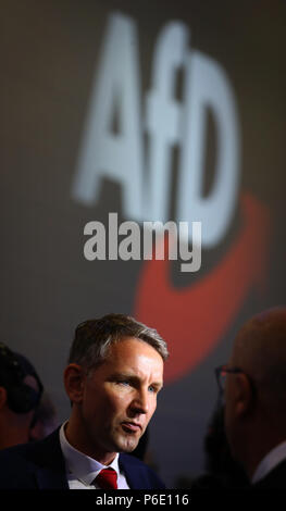 Augsburg, Deutschland. 30. Juni, 2018. Bjoern Hoecke, Fraktionschef der Alternative für Deutschland (AfD) gibt ein Interview an den Thüringer Landtag. Der Bundesparteitag der AfD findet statt am 30. Juni und 01. Juli auf der Messe in Augsburg. Foto: Karl-Josef Hildenbrand/dpa/Alamy leben Nachrichten Stockfoto