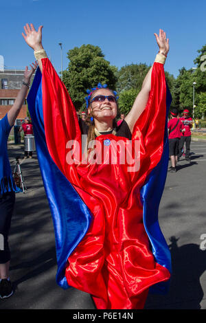 Preston, Lancashire. UK Wetter. 30/06/2018. Animateure am Lancashire Science Festival. Anna Debbage führt die Preston Samba Tänzerinnen, die an der Universität von Central Lancashire eine traditionelle Sundance, der Musik der Worldwise Samba Trommler durchzuführen. Der tanzende Truppe begrüßt Besucher mit Spielen rot & blau Muster von afro-brasilianischen Karneval und candomble Musik inspiriert. Credit: MediaWorldImagesAlamyLiveNews. Stockfoto