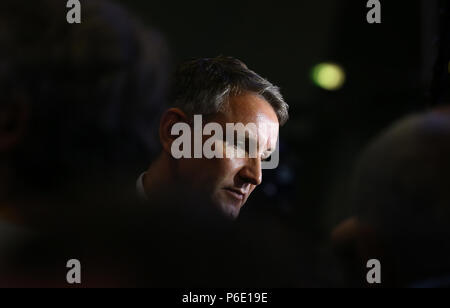 Augsburg, Deutschland. 30. Juni, 2018. Bjoern Hoecke, Fraktionschef der Alternative für Deutschland (AfD) gibt ein Interview an den Thüringer Landtag. Der Bundesparteitag der AfD findet statt am 30. Juni und 01. Juli auf der Messe in Augsburg. Foto: Karl-Josef Hildenbrand/dpa/Alamy leben Nachrichten Stockfoto