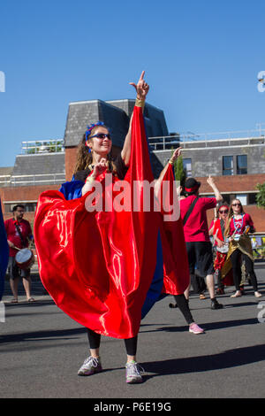 Preston, Lancashire. UK Wetter. 30/06/2018. Animateure am Lancashire Science Festival. Anna Debbage führt die Preston Samba Tänzerinnen, die an der Universität von Central Lancashire eine traditionelle Sundance, der Musik der Worldwise Samba Trommler durchzuführen. Der tanzende Truppe begrüßt Besucher mit Spielen rot & blau Muster von afro-brasilianischen Karneval und candomble Musik inspiriert. Credit: MediaWorldImagesAlamyLiveNews. Stockfoto