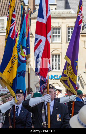 Northampton, Großbritannien Stadtzentrum. 30. Juni 2018, Armed Forces Day Parade. Menschenmassen versammeln, um die Parade zu zusehen, wie sie Marsch durch die Innenstadt. Die Parade (1030) in diesem Jahr ist die RAF Marching Band. Credit: Keith J Smith./Alamy leben Nachrichten Stockfoto