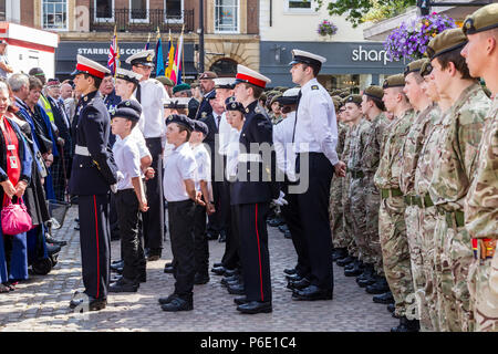 Northampton, Großbritannien Stadtzentrum. 30. Juni 2018, Armed Forces Day Parade. Menschenmassen versammeln, um die Parade zu zusehen, wie sie Marsch durch die Innenstadt. Die Parade (1030) in diesem Jahr ist die RAF Marching Band. Credit: Keith J Smith./Alamy leben Nachrichten Stockfoto